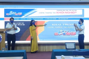 Nhấn nút khai trương cổng thông tin khởi nghiệp HOU