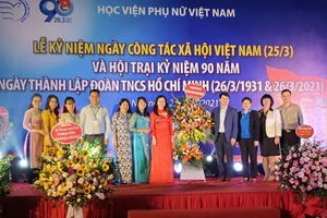 Đảng ủy, Ban Giám đốc Học viện Phụ nữ Việt Nam tặng hoa chúc mừng khoa Công tác xã hội và Đoàn TNCS Hồ Chí Minh của Học viện