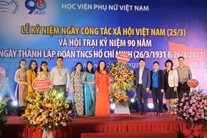 Đảng ủy, Ban Giám đốc Học viện Phụ nữ Việt Nam tặng hoa chúc mừng khoa Công tác xã hội và Đoàn TNCS Hồ Chí Minh của Học viện