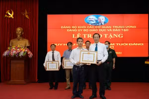 Thứ trưởng Phạm Ngọc Thưởng - Bí thư Đảng ủy Bộ GD&ĐT trao Huy hiệu Đảng cho các đảng viên.