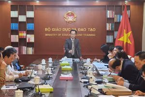 Thứ trưởng Bộ GD&ĐT Hoàng Minh Sơn phát biểu tại phiên họp