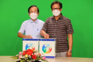 PGS.TS Lê Anh Phương (bên phải) và đại diện lãnh đạo Sở GD&ĐT tỉnh Thừa Thiên Huế bấm nút khởi động chuỗi hoạt động "Đồng hành cũng giáo dục trực tuyến"