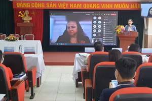 Bà Trần Thị Hương – Phó Chủ tịch Hội liên hiệp Phụ nữ Việt Nam phát biểu khai mạc.