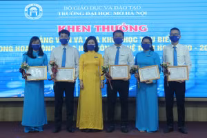 PGS.TS. Nguyễn Mai Hương – Bí thư Đảng ủy, Chủ tịch Hội đồng Trường vinh danh, khen thưởng các cán bộ, giảng viên, nhà khoa học có nhiều thành tích tiêu biểu