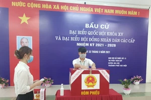 Sinh viên Nguyễn Đức Chiều và Đàm Thị Thu Thuỷ thực hiện quyền và nghĩa vụ công dân của mình tại khu vực bỏ phiếu 13 - Học viện Nông nghiệp Việt Nam