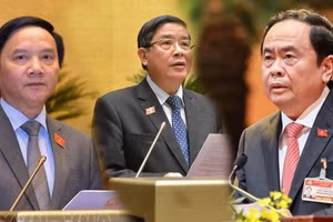 Ông Trần Thanh Mẫn (ngoài cùng bên phải), ông Nguyễn Khắc Định (bên trái) và Nguyễn Đức Hải (giữa ảnh)