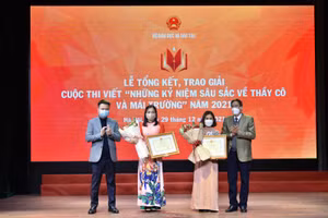 Ông Triệu Ngọc Lâm (ngoài cùng bên trái) và ông Vũ Minh Đức - Cục trưởng Cục Nhà giáo và Cán bộ quản lý giáo dục trao Bằng khen của Bộ trưởng Bộ GD&ĐT cho cá nhân đạt giải Nhất và Nhì của cuộc thi.