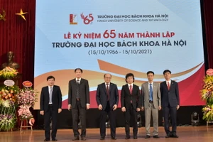 Lãnh đạo Trường ĐH Bách khoa Hà Nội chúc mừng 3 Hiệu trưởng: Trường Cơ khí, Trường Công nghệ thông tin và Truyền thông, Trường Điện - Điện tử