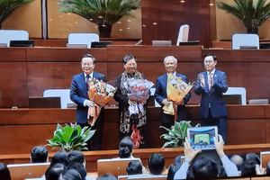 Chủ tịch Quốc hội Vương Đình Huệ tặng hoa chúc mừng 3 Phó Chủ tịch Quốc khóa XIV đã hoàn thành xuất sắc nhiệm vụ