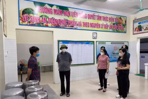 Kiểm tra cơ sở vật chất Trường mầm non xã Liên Hồng - địa điểm cách ly tập trung, đêm 18/5.