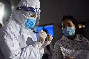 Cán bộ trường Đại học Y tế công cộng tham gia lấy mẫu ngay trong đêm cho công nhân khu công nghiệp ở Chí Linh (Hải Dương). Ảnh: Cổng thông tin điện tử Bộ Y tế