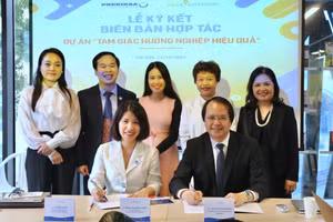 Lễ ký kết hợp tác giữa Mạng lưới Quản lý giáo dục với Trường ĐH Phenikaa trước sự chứng kiến của nhiều đại biểu