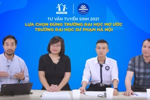 PGS.TS Nguyễn Đức Sơn (ngoài cùng bên phải) trong một chương trình tư vấn tuyển sinh 2021 bằng hình thức trực tuyến. Ảnh: NVCC