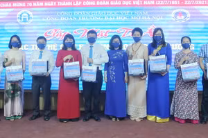 PGS.TS Nguyễn Mai Hương – Bí thư Đảng ủy, Chủ tịch Hội đồng trường tặng quà các cán bộ, công đoàn viên Trường ĐH Mở Hà Nội.