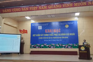 TS Lê Mạnh Hùng – Hiệu trưởng Trường ĐH Công đoàn trình bày tổng quan về chương trình đào tạo ngành: Tài chính - ngân hàng, Luật và Công tác xã hội.