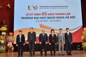 Lãnh đạo Trường ĐH Bách khoa Hà Nội chúc mừng 3 Hiệu trưởng: Trường Cơ khí, Trường Công nghệ thông tin và Truyền thông, Trường Điện - Điện tử