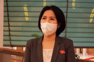 Đại biểu Quốc hội Trần Thị Nhị Hà (đoàn TP Hà Hội) trao đổi với báo chí bên hành lang Quốc hội.