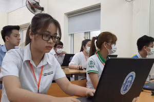 Thí sinh dự thi môn Tin học - sáng 25/4.