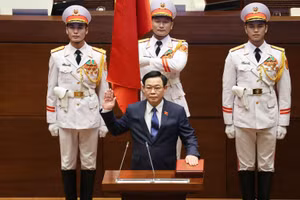 Chủ tịch Quốc hội Vương Đình Huệ thực hiện nghi lễ tuyên thệ nhậm chức.