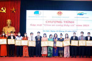 Thứ trưởng Ngô Thị Minh trao bằng khen của Bộ trưởng Bộ GD&ĐT cho các giáo viên tiêu biểu.