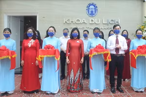 Đại biểu cắt băng khai trương Phòng thực hành.