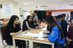 Sinh viên đến làm thủ tục nhập học mùa tuyển sinh năm 2020. Ảnh: NTCC