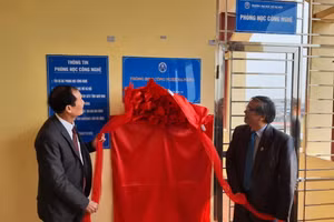 TS Trương Tiến Tùng (bên phải) và ông Vũ Xuân Mai - Giám đốc Trung tâm giáo dục thường xuyên tỉnh Nam Định cắt băng khánh thành.