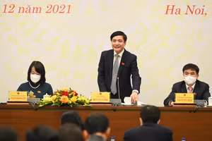 Tổng Thư ký Quốc hội Bùi Văn Cường trao đổi thông tin với báo chí tại buổi họp báo