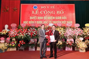 GS.TS Trần Văn Thuấn – Thứ trưởng Bộ Y tế trao quyết định bổ nhiệm chức vụ Giám đốc Học viện Y Dược học cổ truyền Việt Nam cho PGS.TS Nguyễn Quốc Huy.