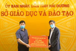 TS Vũ Minh Đức (bên phải) trao tiền hỗ trợ cho ngành Giáo dục Hải Dương 