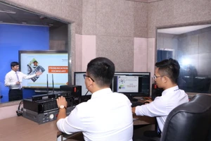 Giảng viên Trường ĐH Mở Hà Nội trong một tiết dạy trực tuyến tại Studio