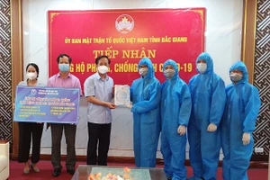 Đại diện Trường ĐH Mở Hà Nội đã đến Bắc Giang trao tặng vật phẩm y tế và một số nhu yếu phẩm.