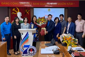 Đại diện Ban chấp hành Công đoàn Giáo dục Việt Nam tặng hoa chúc mừng TS Nguyễn Ngọc Ân