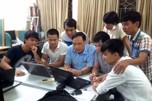 GS.TSKH Nguyễn Đình Đức - Trưởng Ban Đào tạo ĐHQGHN cùng sinh viên Trường ĐH Công nghệ