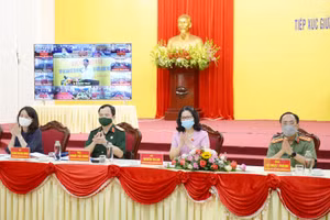 GS.TS.NGƯT Nguyễn Thị Lan (thứ hai từ phải qua trái) tại buổi tiếp xúc cử tri tại huyện Thạch Thất (Hà Nội) - sáng 13/5.