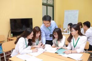 Một tiết học của sinh viên Học viện Nông nghiệp Việt Nam dưới sự hướng dẫn của ThS Nguyễn Trọng Tuynh - thời điểm chưa có dịch Covid-19. Ảnh: HVCC