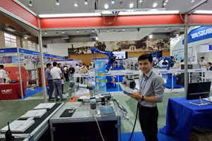 Sinh viên ngành kỹ thuật điều khiển và tự động hóa tham gia triển lãm-thời điểm chưa có dịch Covid-19.