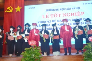 Lãnh đạo Trường ĐH Luật Hà Nội trao bằng tốt nghiệp cho học viên, sinh viên