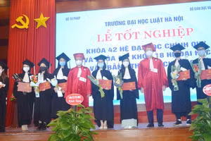 Lãnh đạo Trường ĐH Luật Hà Nội trao bằng tốt nghiệp cho học viên, sinh viên