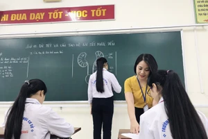 Cô Nguyễn Thị Hoa hướng dẫn học sinh trên lớp - thời điểm chưa có dịch Covid-19. Ảnh: NVCC.