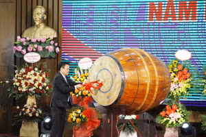 PGS.TS Nguyễn Hoàng - Hiệu trưởng Trường ĐH Thương mại đánh trống khai giảng năm học 2021 - 2022.