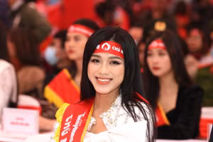 Hoa hậu Đỗ Thị Hà tham gia hành trình Chủ nhật Đỏ