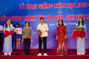 Lê Anh Đức được lãnh đạo Trường ĐH Mở Hà Nội vinh danh, khen thưởng