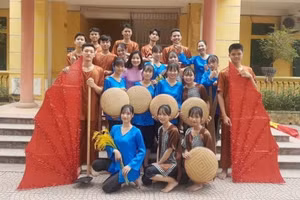 Cô Nguyễn Thị Ly Nga cùng học sinh của mình trong một hoạt động văn hoá, văn nghệ - thời điểm chưa có dịch Covid-19. Ảnh: NVCC