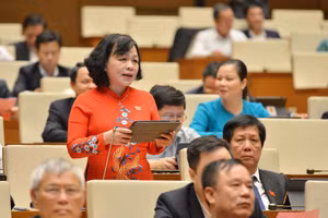 Đại biểu Nguyễn Thị Mai Hoa (Đoàn Đồng Tháp) thảo luận tại hội trường sáng 29/3.