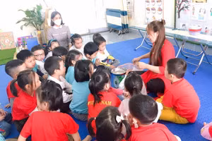 Cô - trò Trường mầm non Liên Hồng (TP Hải Dương). Ảnh: NTCC