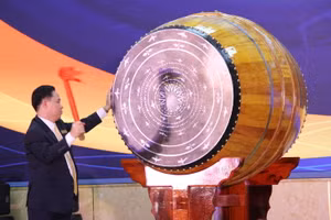 TS Lê Mạnh Hùng - Hiệu trưởng Trường ĐH Công đoàn đánh trống khai giảng năm học mới.