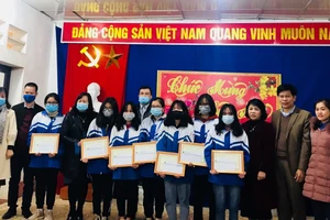 TS Nguyễn Tất Thắng (Thứ 2 từ phải sang trái) trao giải cho học sinh Trường THPT Quảng Uyên, tỉnh Cao Bằng.