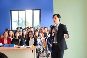 TS Hoàng Trung Học truyền cảm hứng cho HSSV trong học tập. 