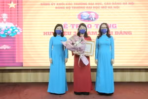 Đồng chí Nguyễn Mai Hương - Bí thư Đảng uỷ, Chủ tịch Hội đồng trường và đồng chí Nguyễn Thị Nhung - Hiệu trưởng Trường ĐH Mở Hà Nội trao tặng Huy hiệu 30 năm tuổi Đảng cho đồng chí Khổng Thị Uyên